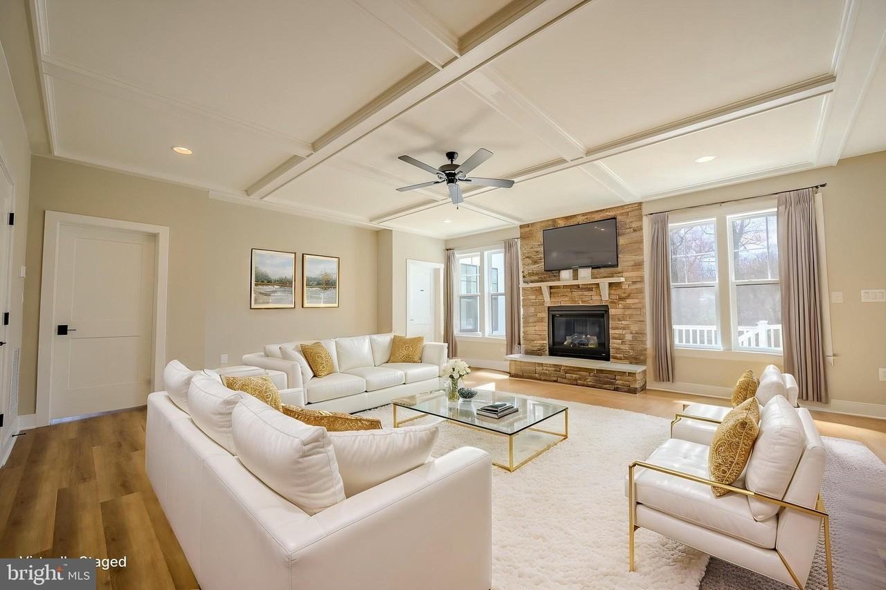 2424 Carey Ln - Photo 7 of 34