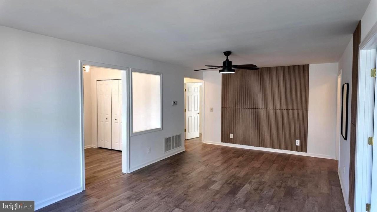 1123 Huntmaster Ter Ne Unit 202 - Photo 3 of 28