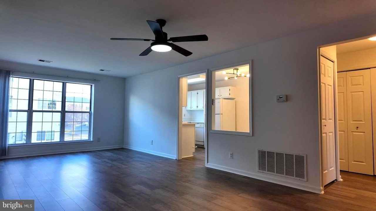 1123 Huntmaster Ter Ne Unit 202 - Photo 4 of 28