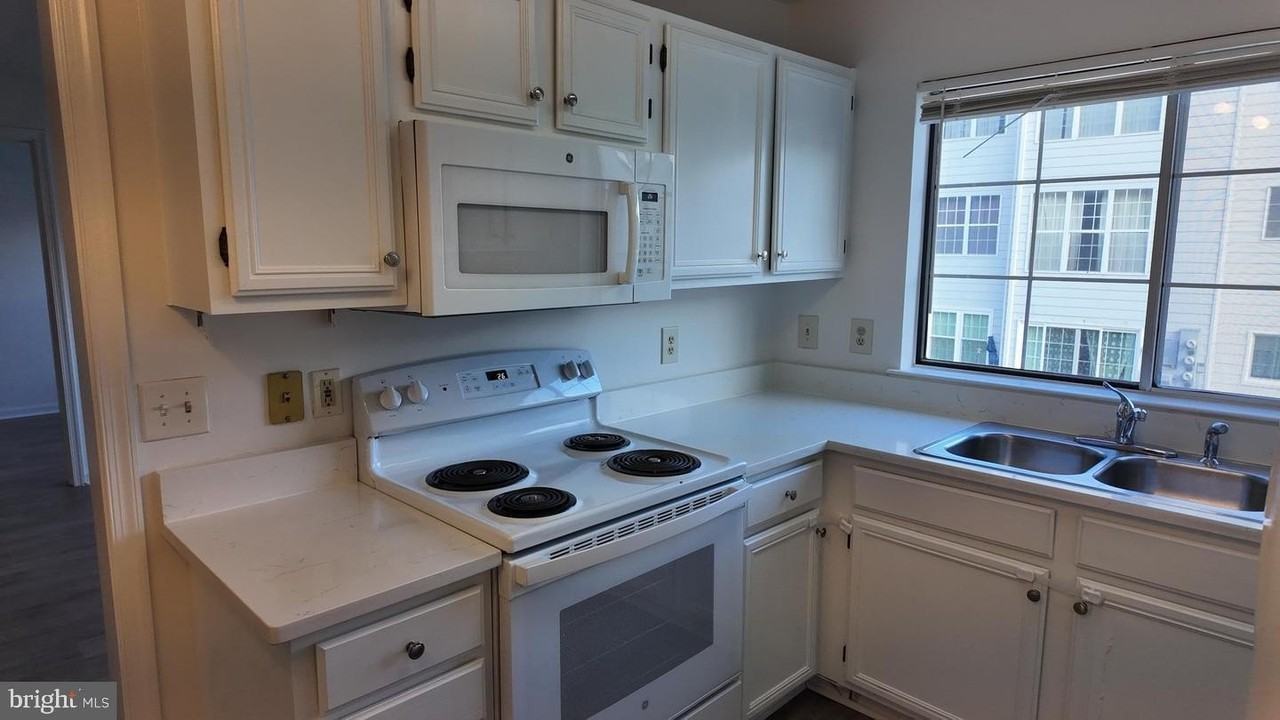 1123 Huntmaster Ter Ne Unit 202 - Photo 7 of 28