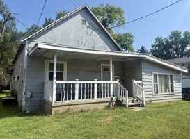 featured image of 913 Maple St #1