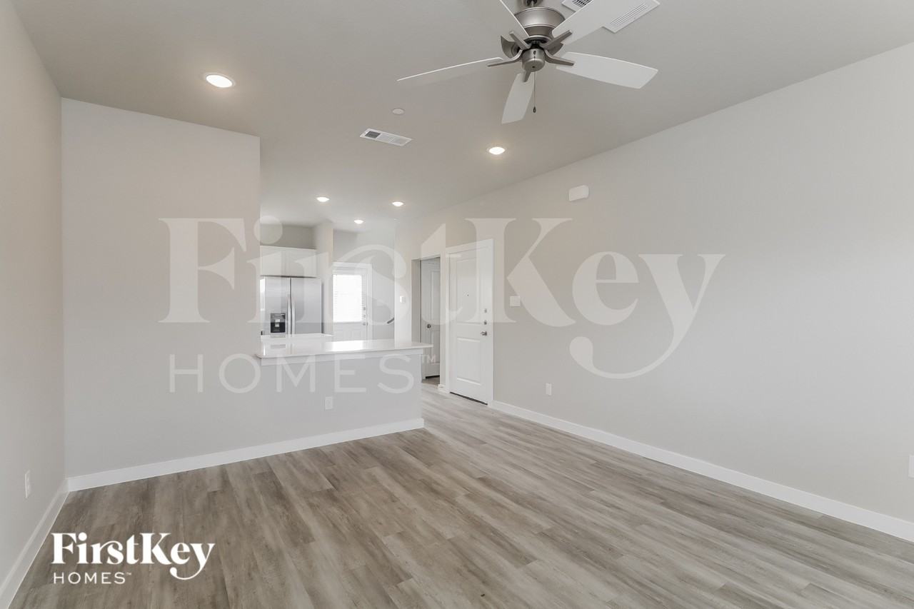 340 Niki Dr - Photo 3 of 15