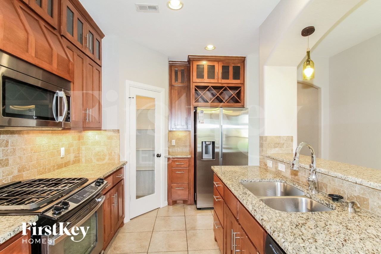 304 Sw 171st St - Photo 5 of 16