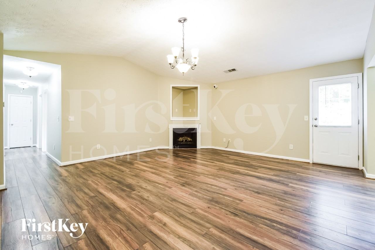 738 Trickle Ln - Photo 3 of 16