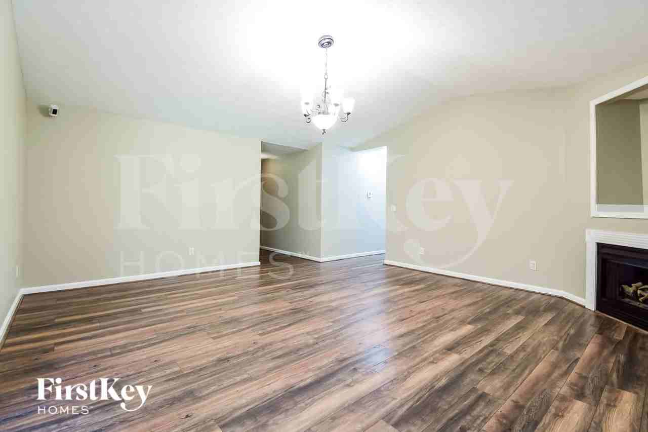 738 Trickle Ln - Photo 4 of 16