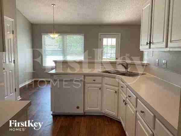 1242 Summit Oaks Dr E - Photo 5 of 10