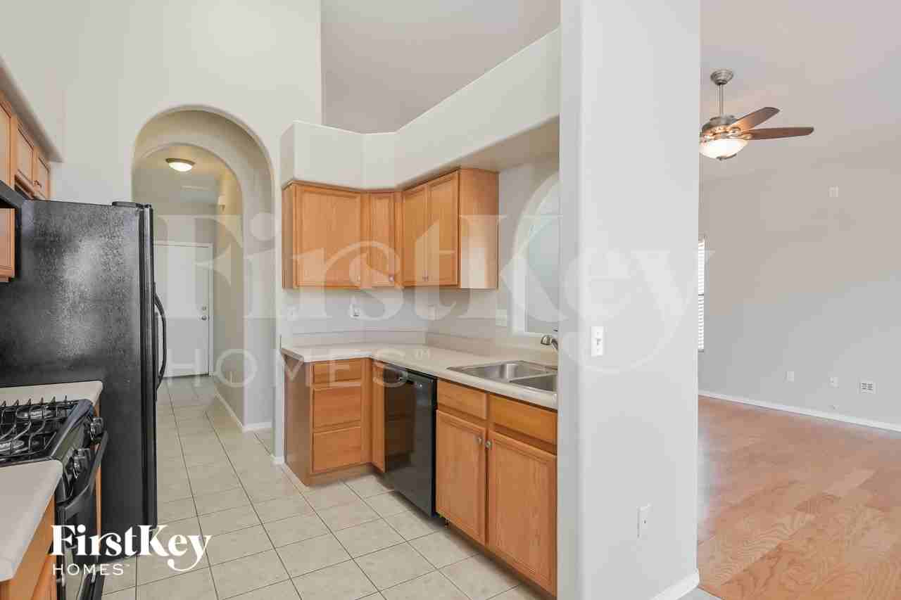 5740 W Hayfield St - Photo 4 of 15