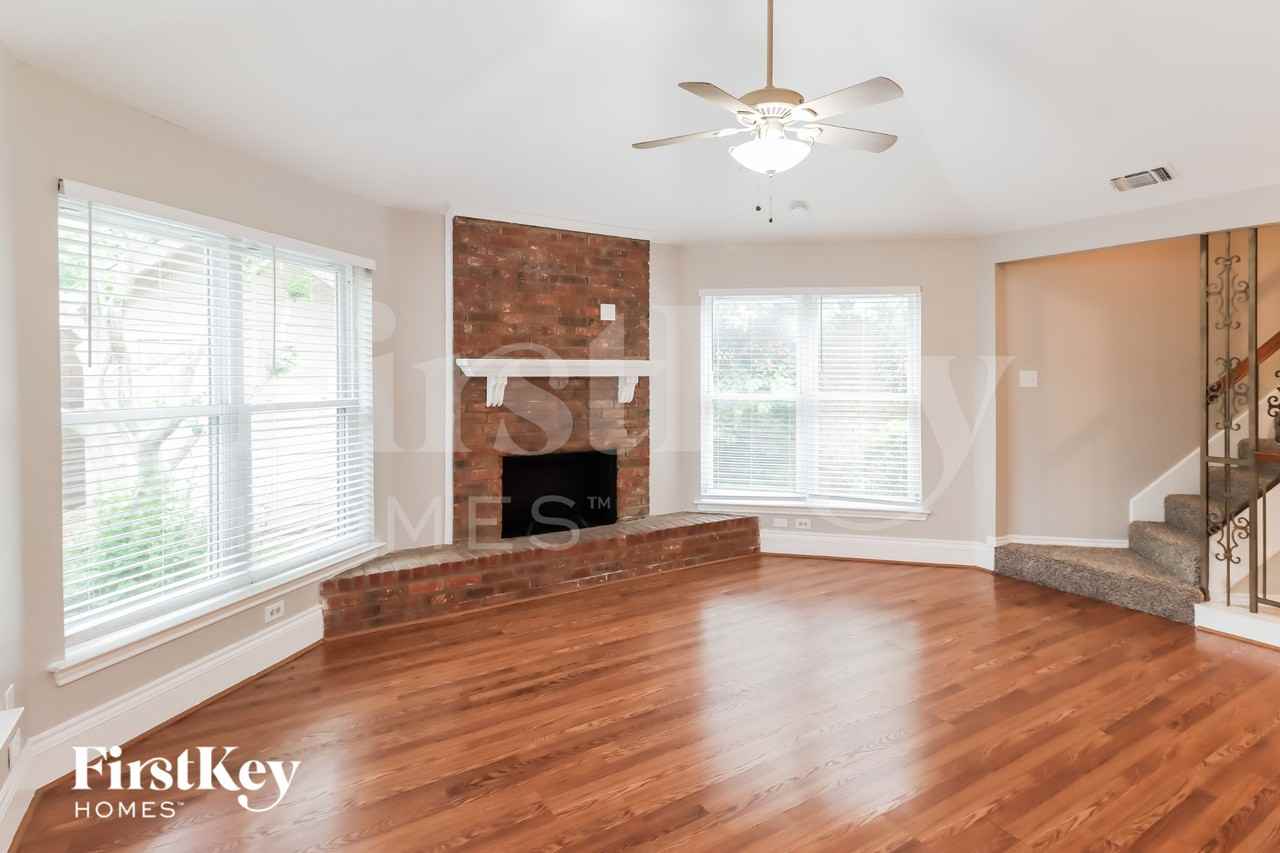 1105 Carrington Ct - Photo 3 of 15