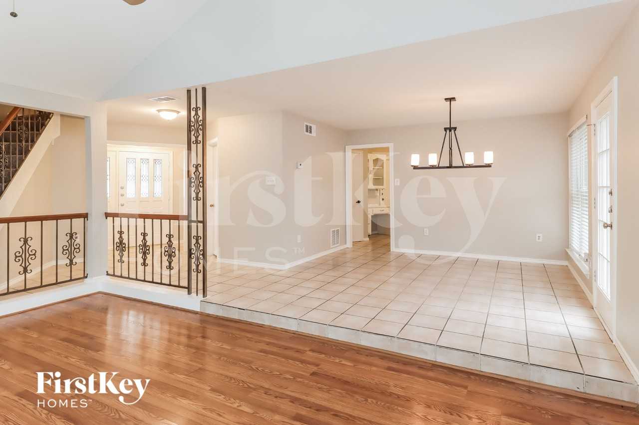 1105 Carrington Ct - Photo 4 of 15