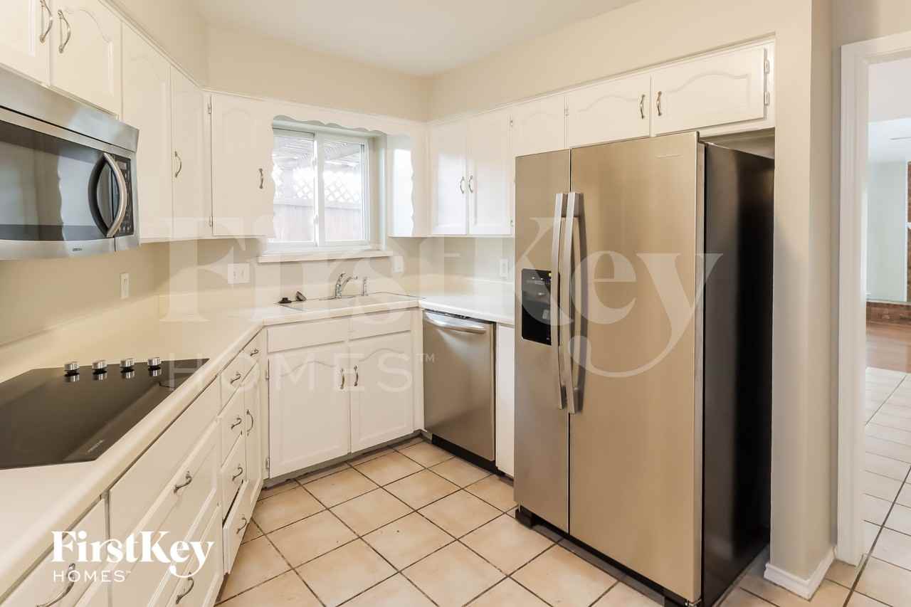 1105 Carrington Ct - Photo 5 of 15