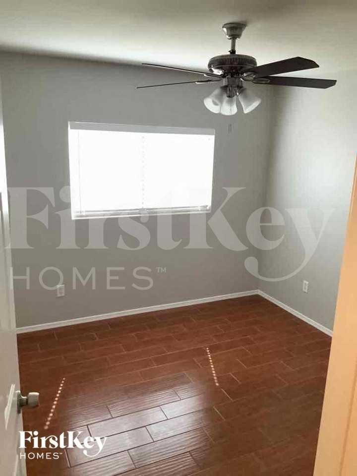 15797 W Caribbean Ln - Photo 7 of 11