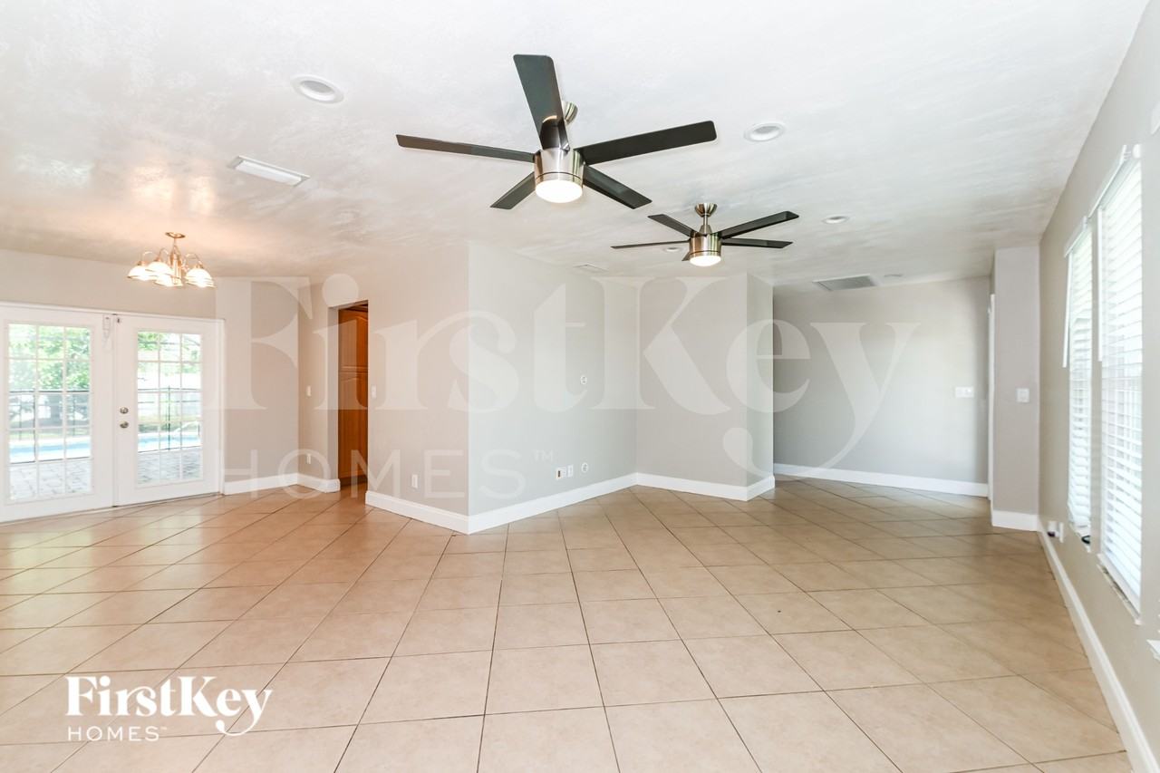 528 Se 17th Ave - Photo 2 of 15