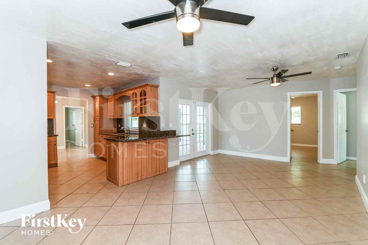 528 Se 17th Ave - Photo 3 of 15