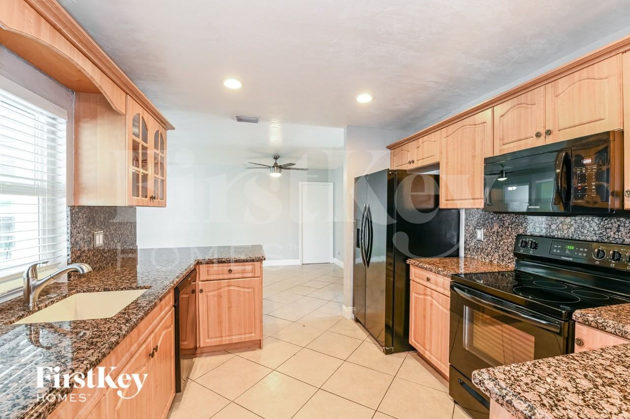 528 Se 17th Ave - Photo 5 of 15