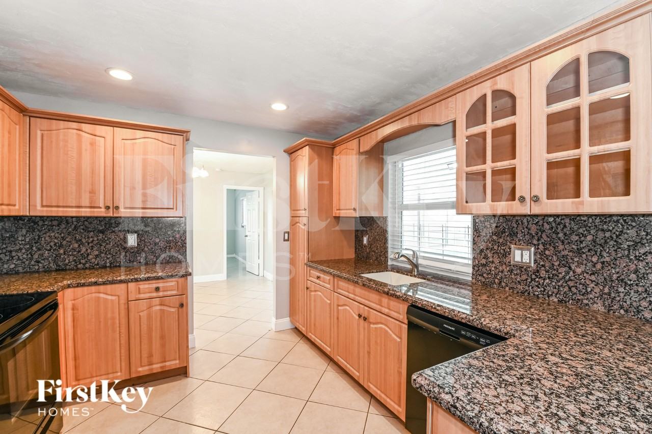 528 Se 17th Ave - Photo 6 of 15