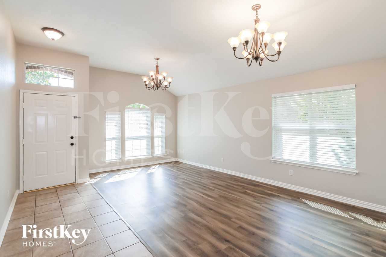 6908 Edgefield Dr - Photo 4 of 15