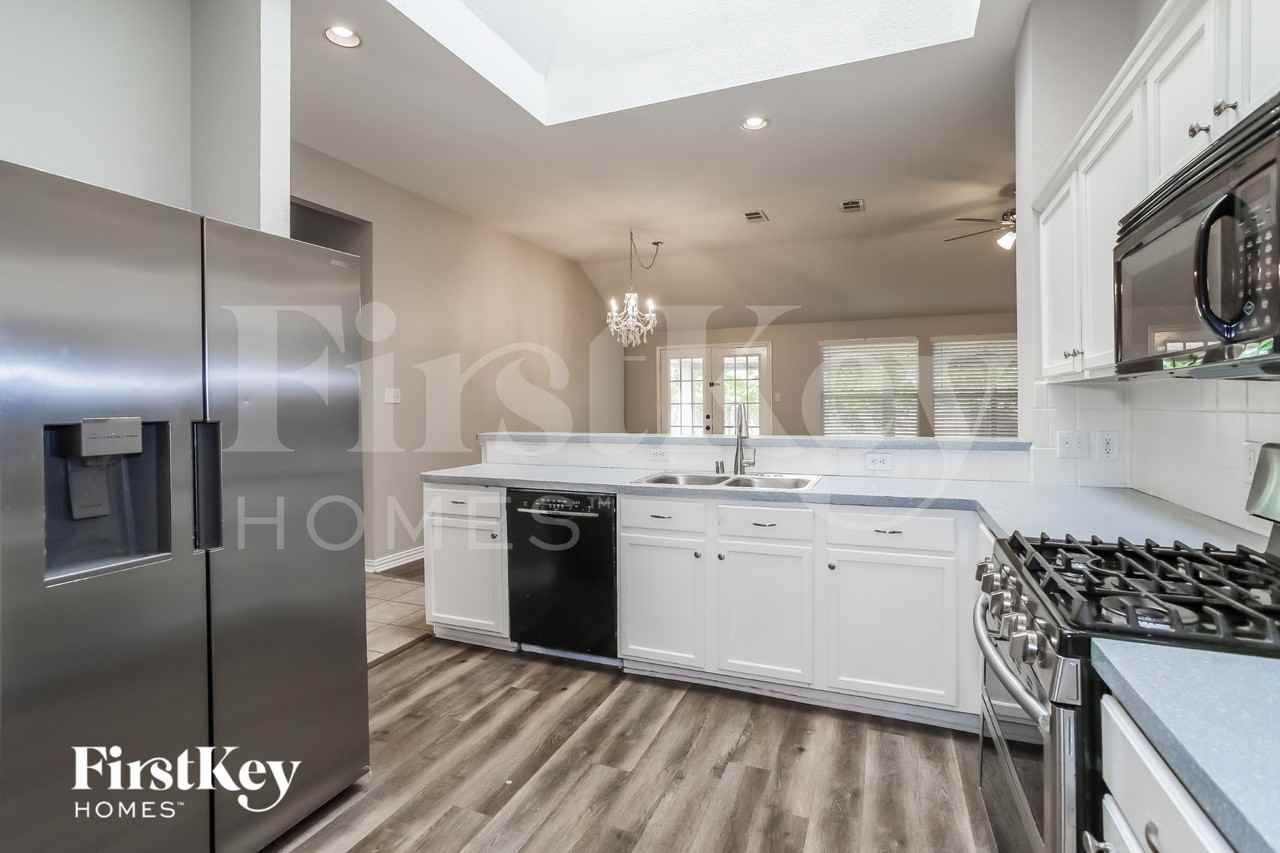 6908 Edgefield Dr - Photo 5 of 15