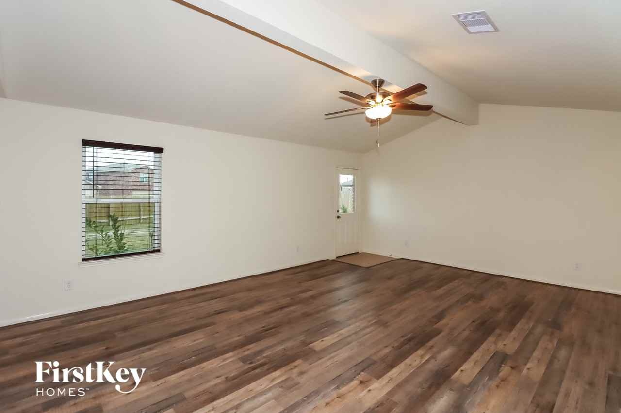 2301 Starboard Sail Dr - Photo 3 of 15