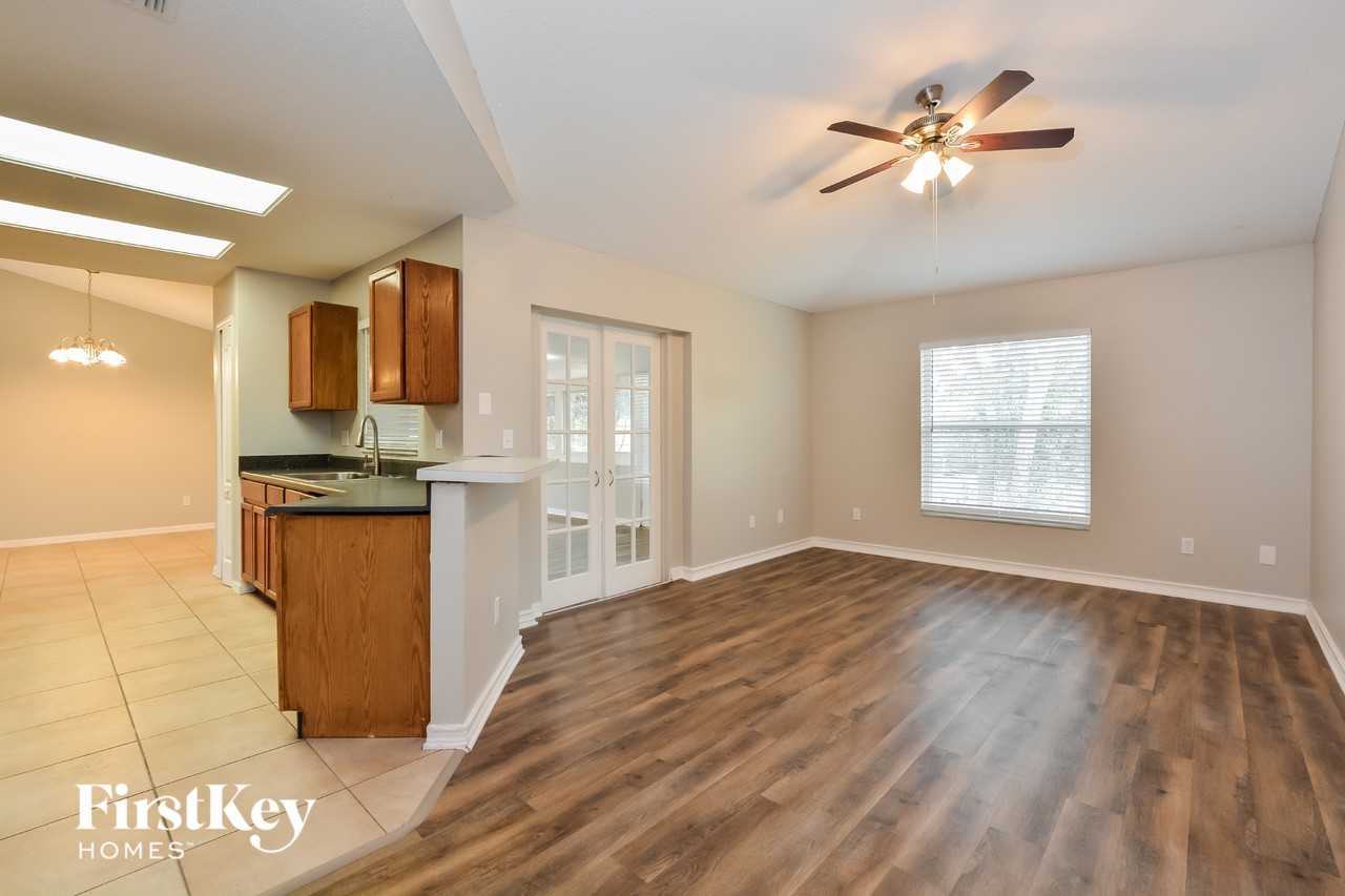 1066 Ireland Dr - Photo 2 of 15