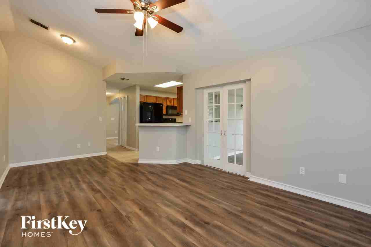 1066 Ireland Dr - Photo 3 of 15