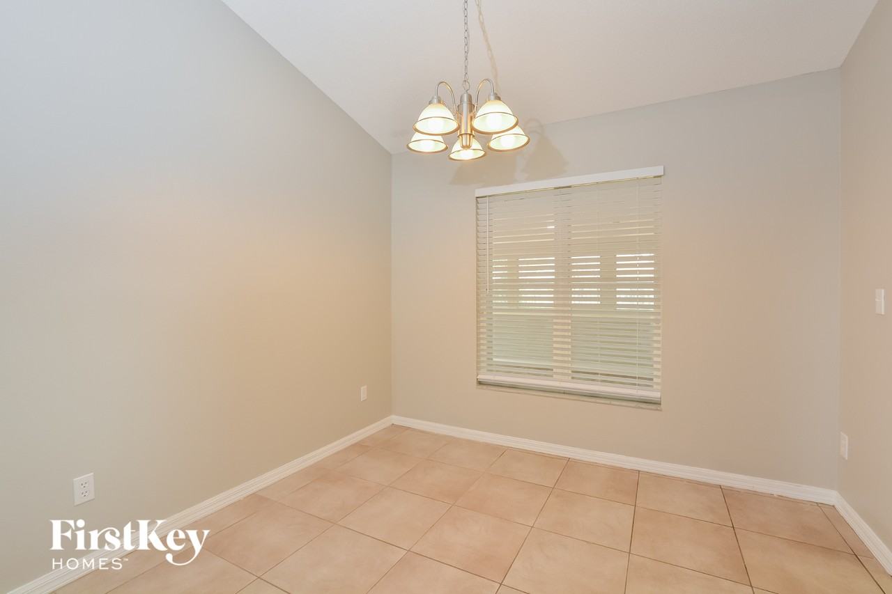 1066 Ireland Dr - Photo 4 of 15