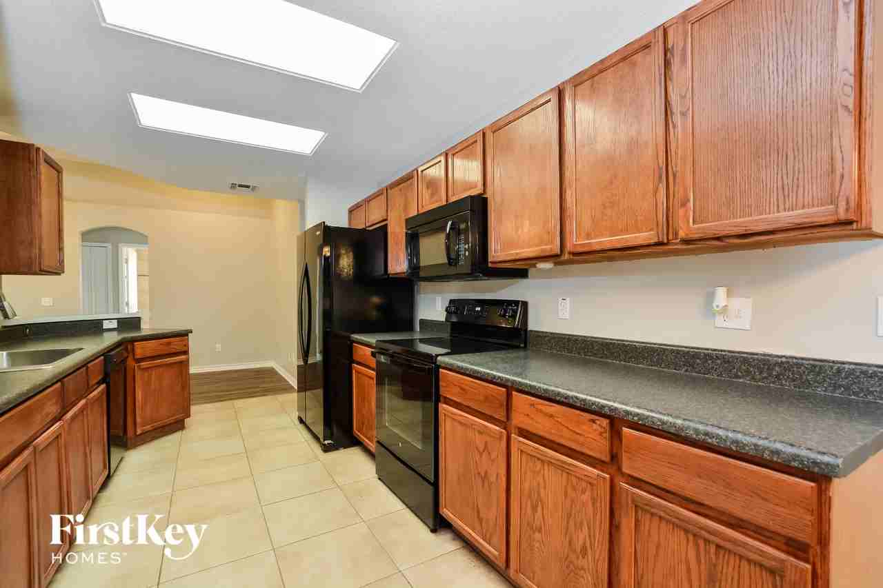 1066 Ireland Dr - Photo 5 of 15