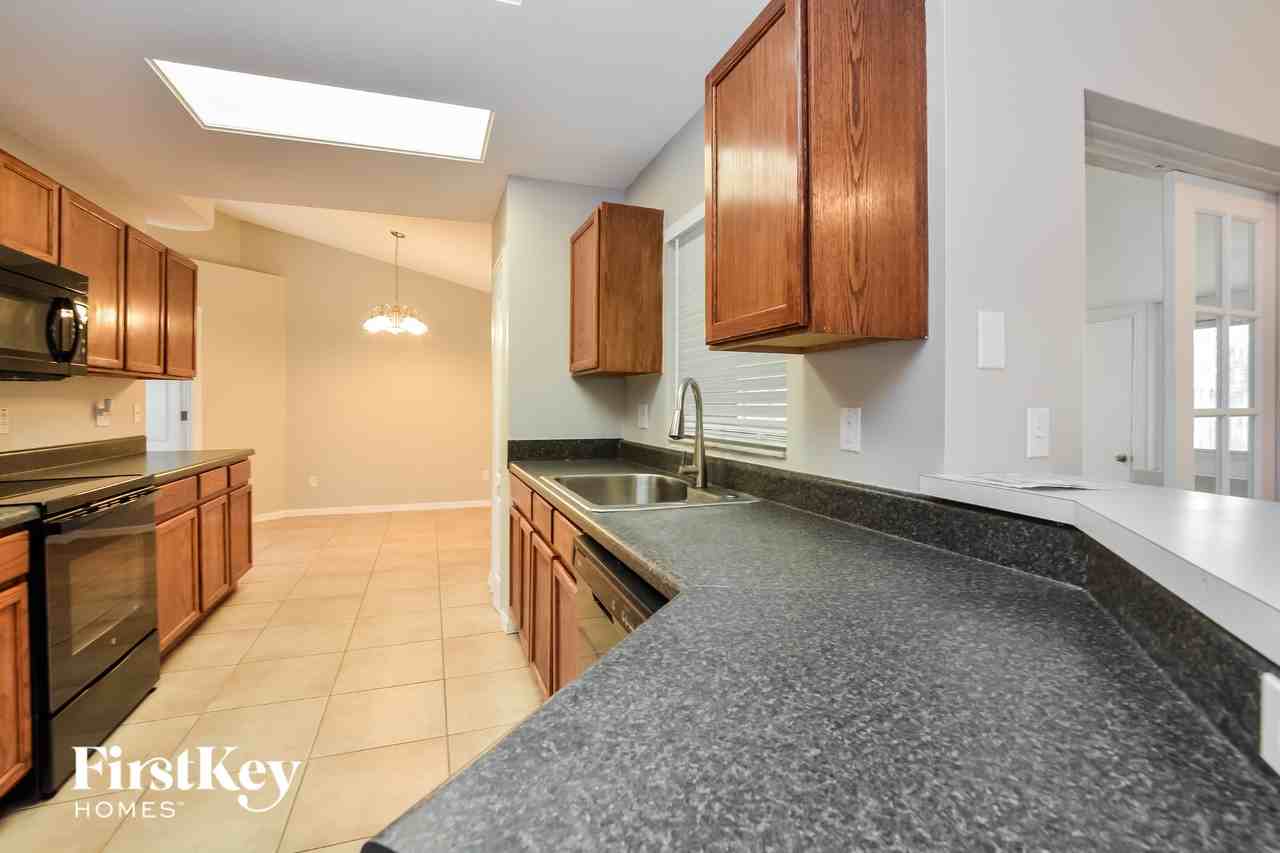 1066 Ireland Dr - Photo 6 of 15