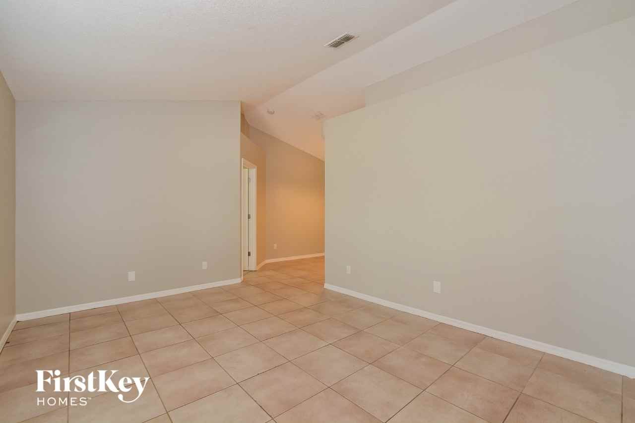 1066 Ireland Dr - Photo 7 of 15