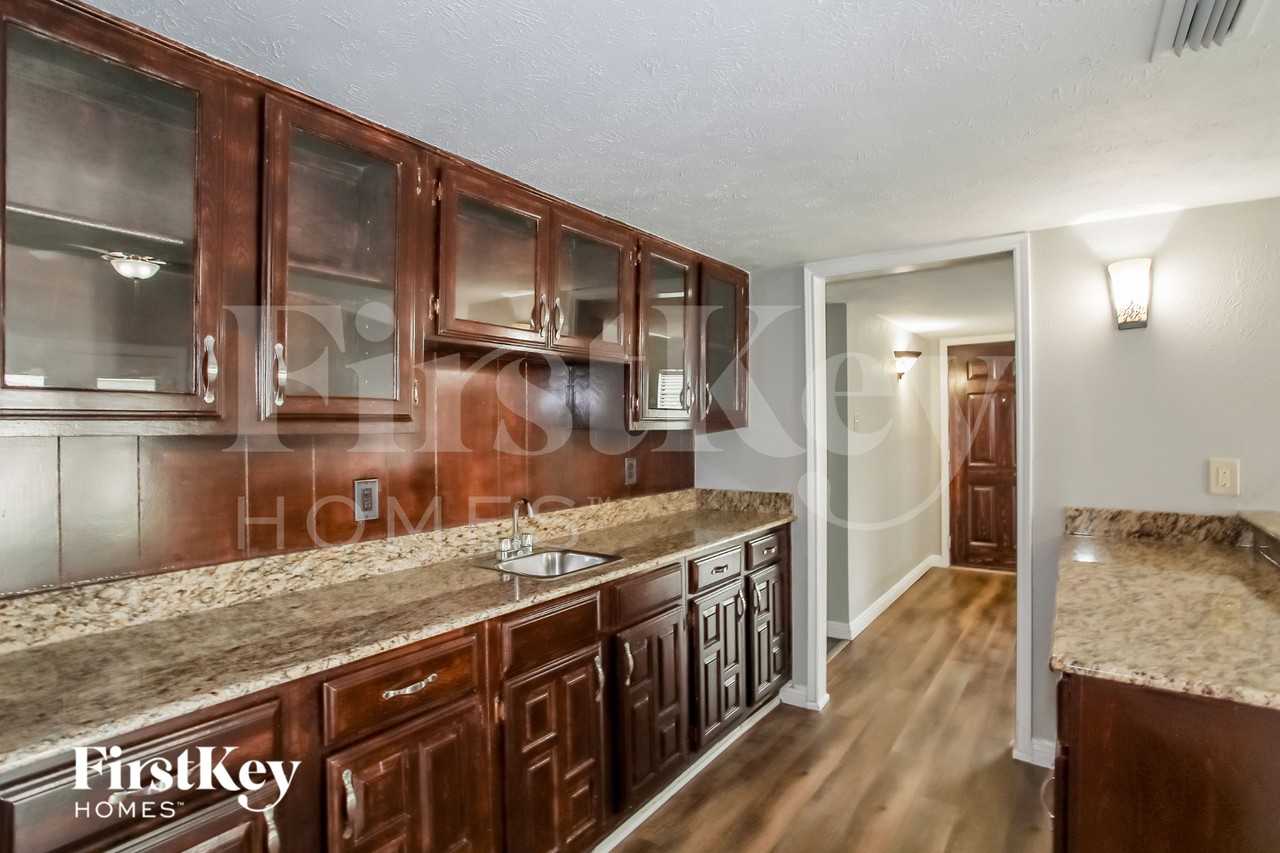 1835 Tree Line Dr - Photo 4 of 15