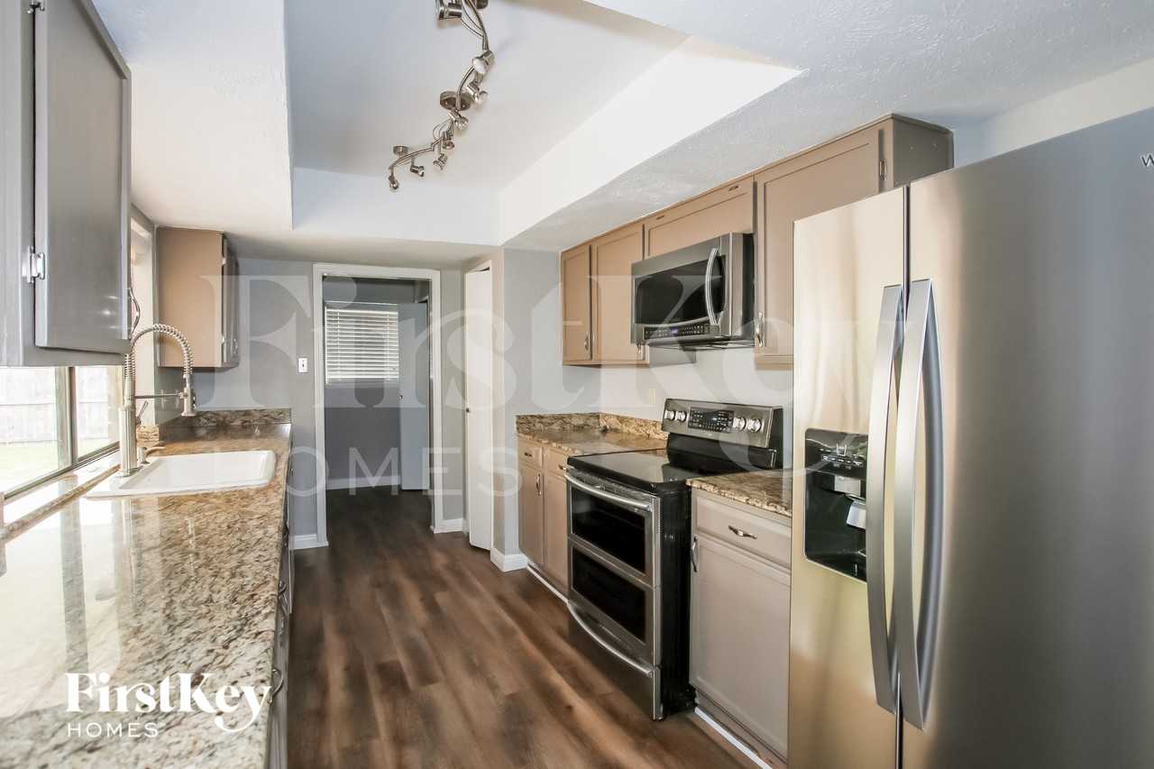 1835 Tree Line Dr - Photo 5 of 15