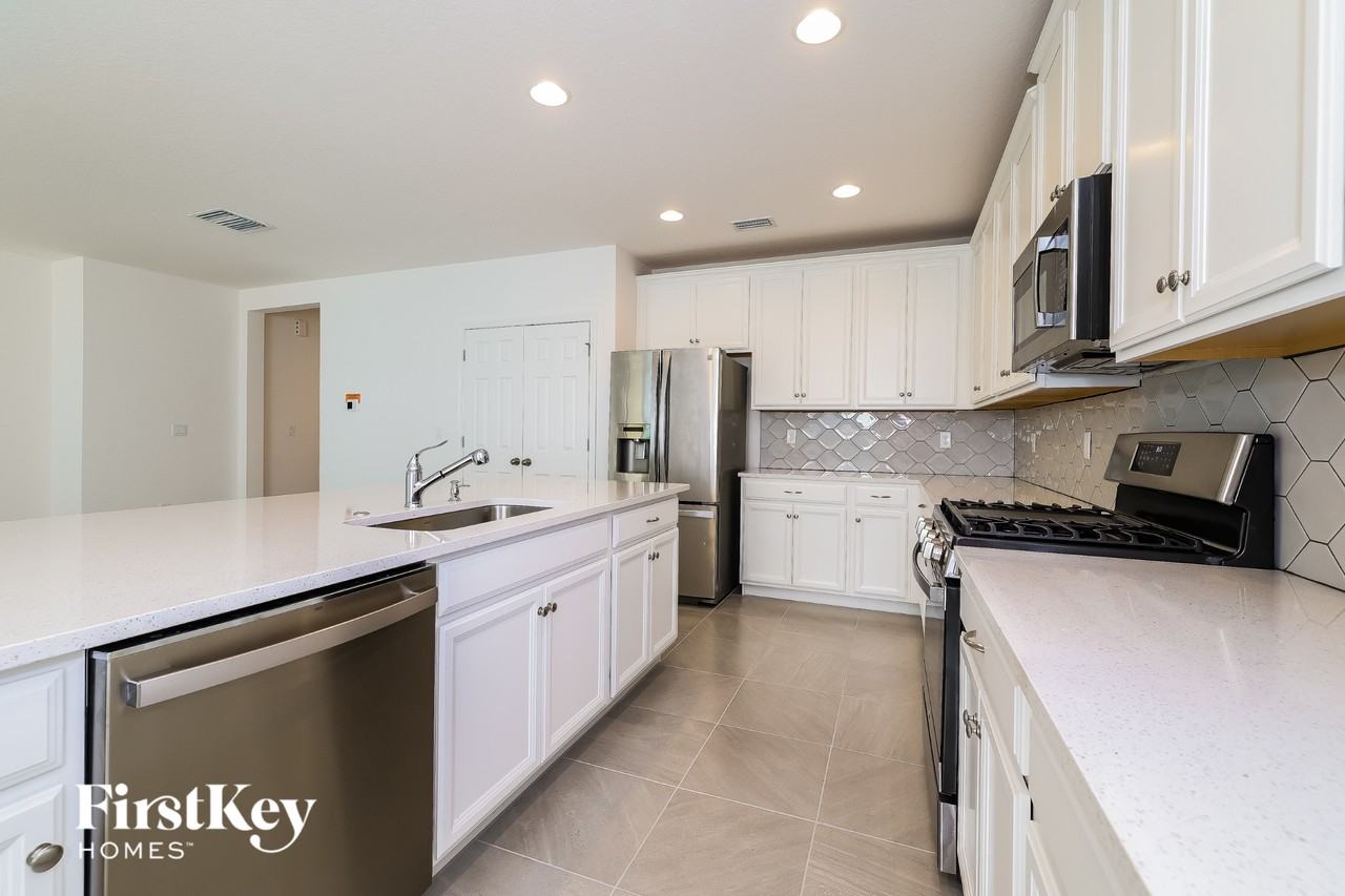 1100 Cavender Creek Rd - Photo 4 of 15