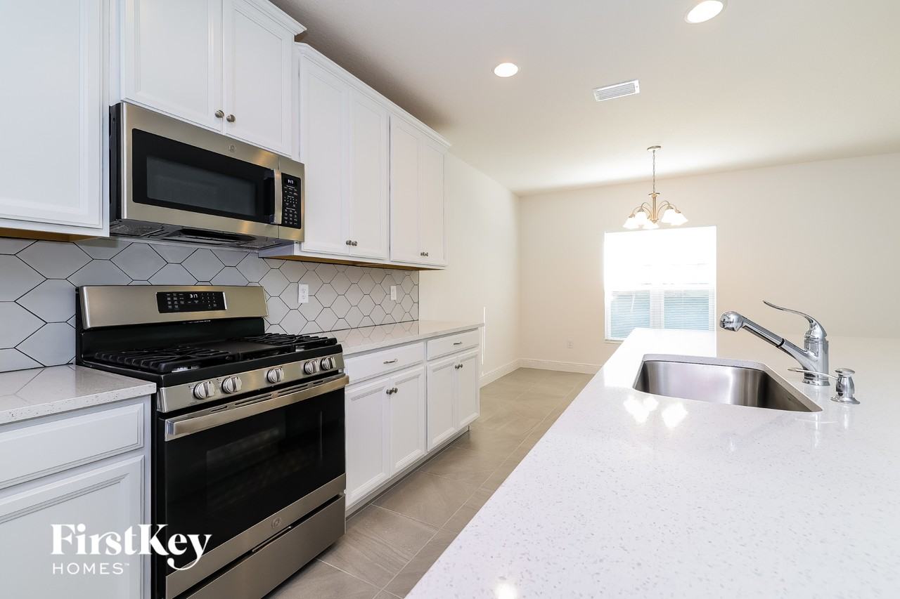 1100 Cavender Creek Rd - Photo 5 of 15