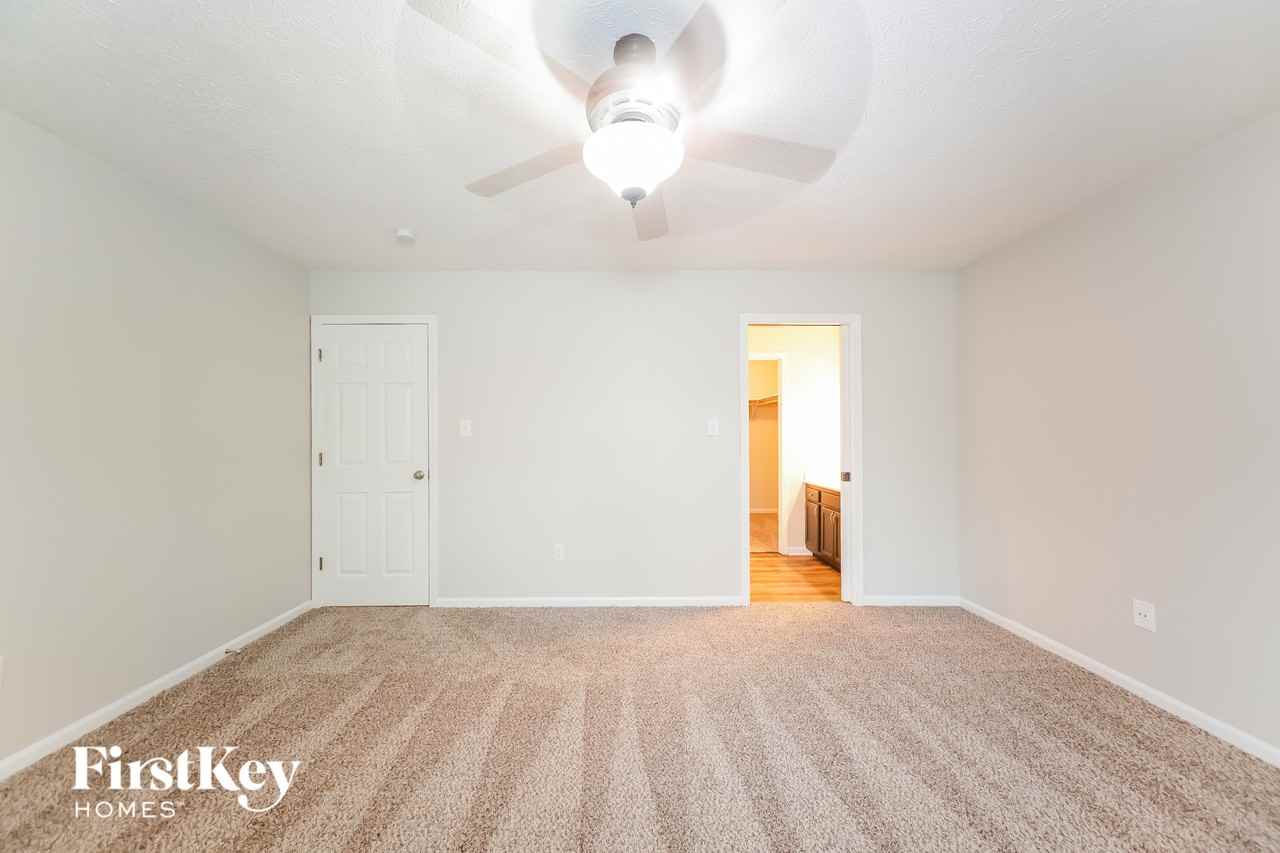 825 Country Ln - Photo 4 of 15