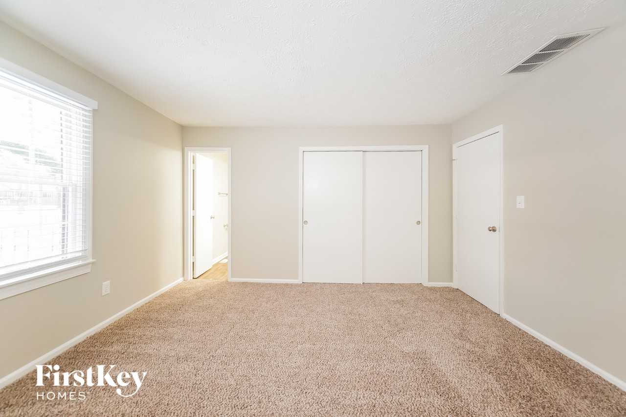 825 Country Ln - Photo 5 of 15