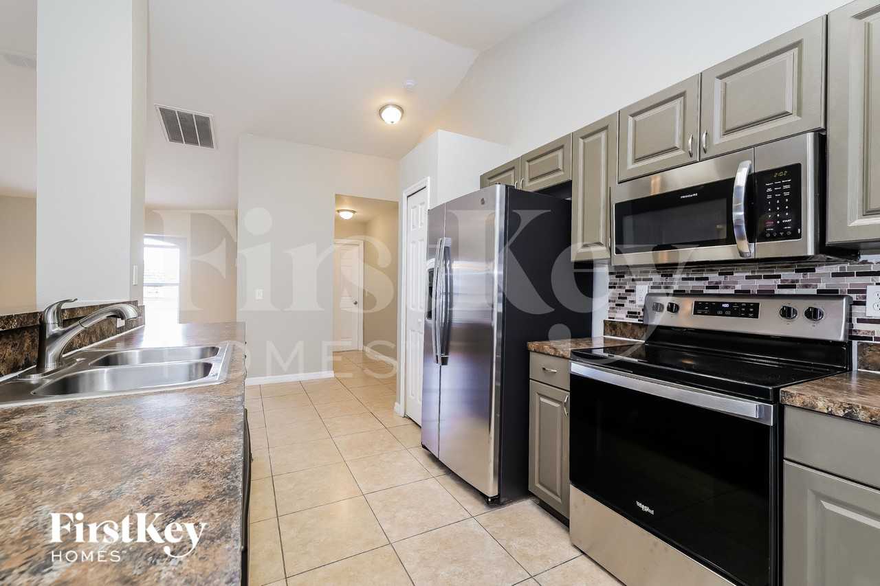 612 Camel Ln - Photo 7 of 15