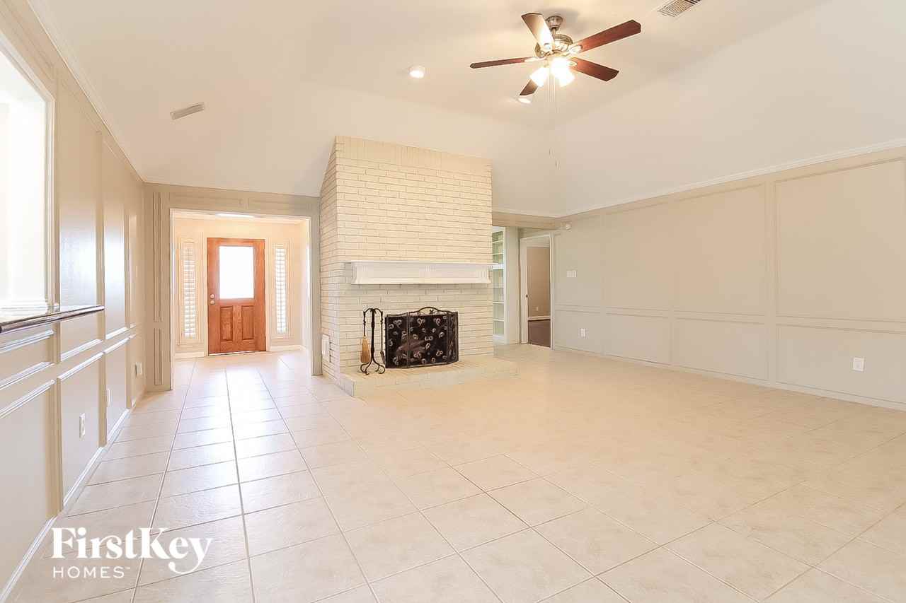 2303 Prestwick Dr - Photo 2 of 15
