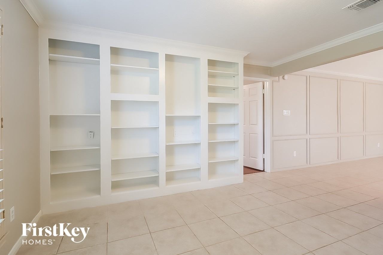 2303 Prestwick Dr - Photo 4 of 15