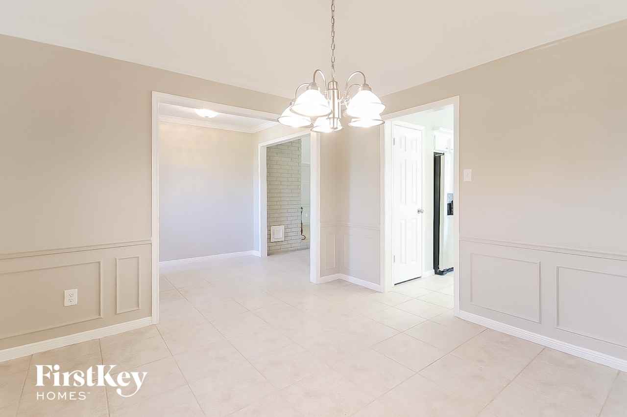 2303 Prestwick Dr - Photo 5 of 15