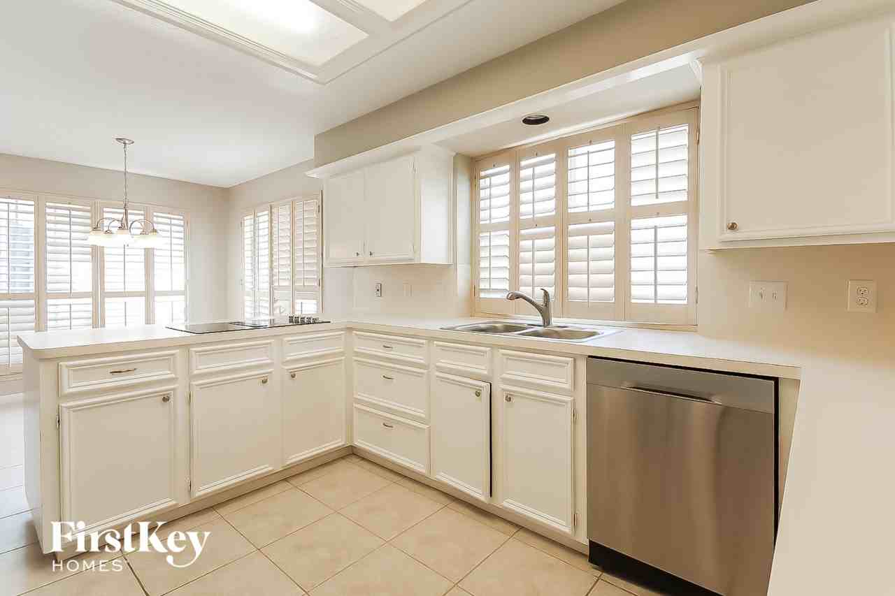 2303 Prestwick Dr - Photo 7 of 15