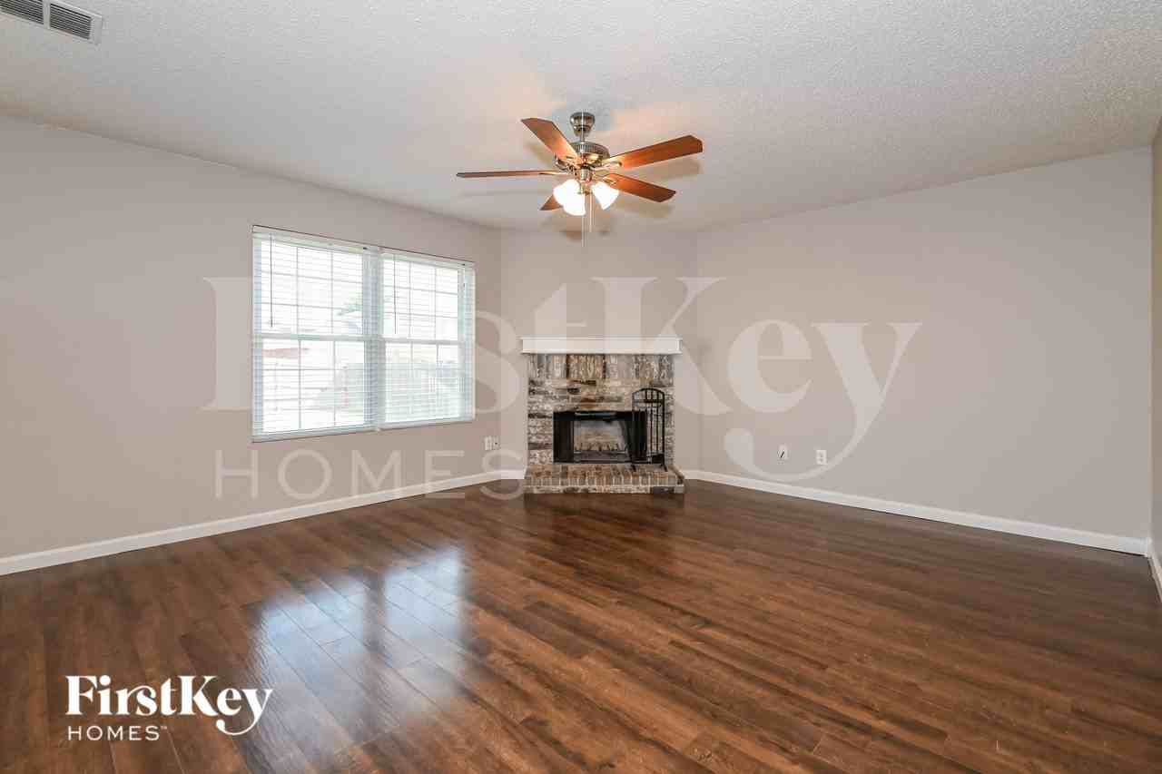 1445 Lochspring Dr - Photo 2 of 15