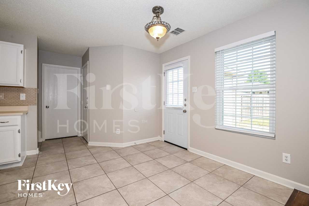 1445 Lochspring Dr - Photo 3 of 15