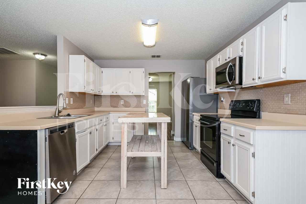 1445 Lochspring Dr - Photo 4 of 15