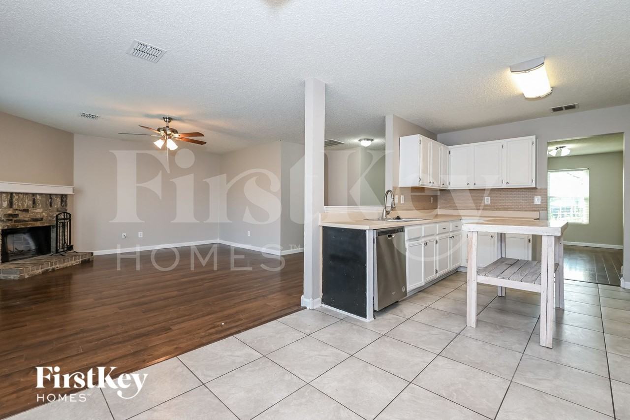 1445 Lochspring Dr - Photo 5 of 15