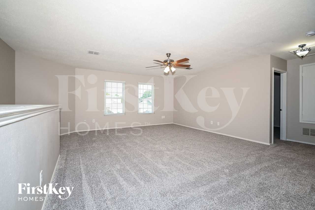 1445 Lochspring Dr - Photo 6 of 15