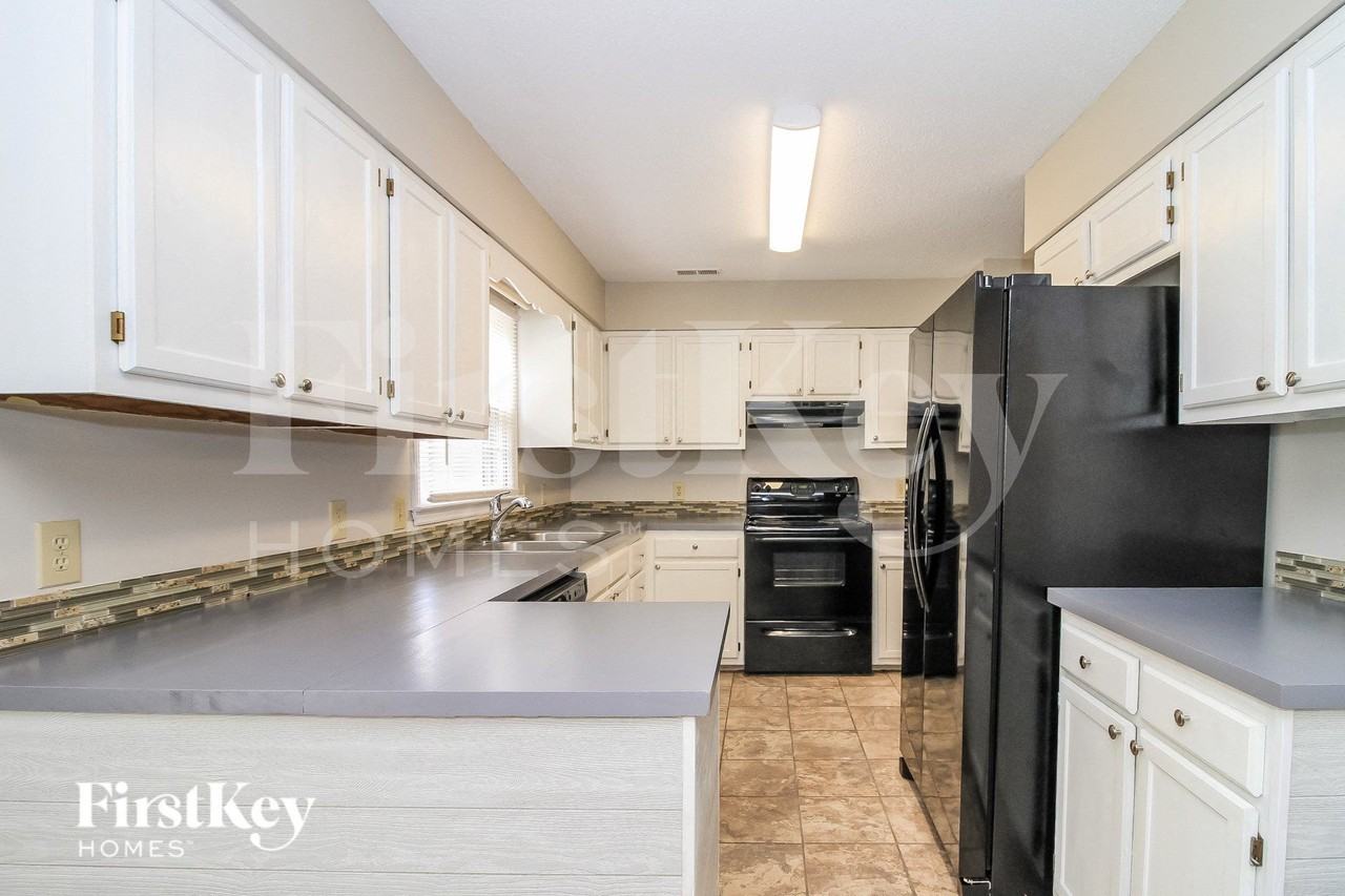 7052 Avenbury Cir - Photo 6 of 15