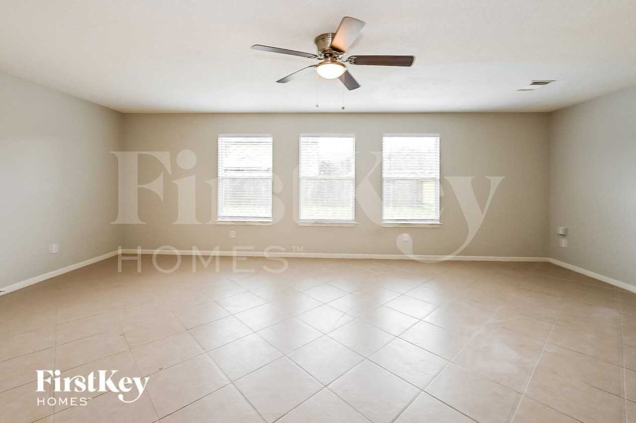 21602 Skyla Cir - Photo 2 of 15