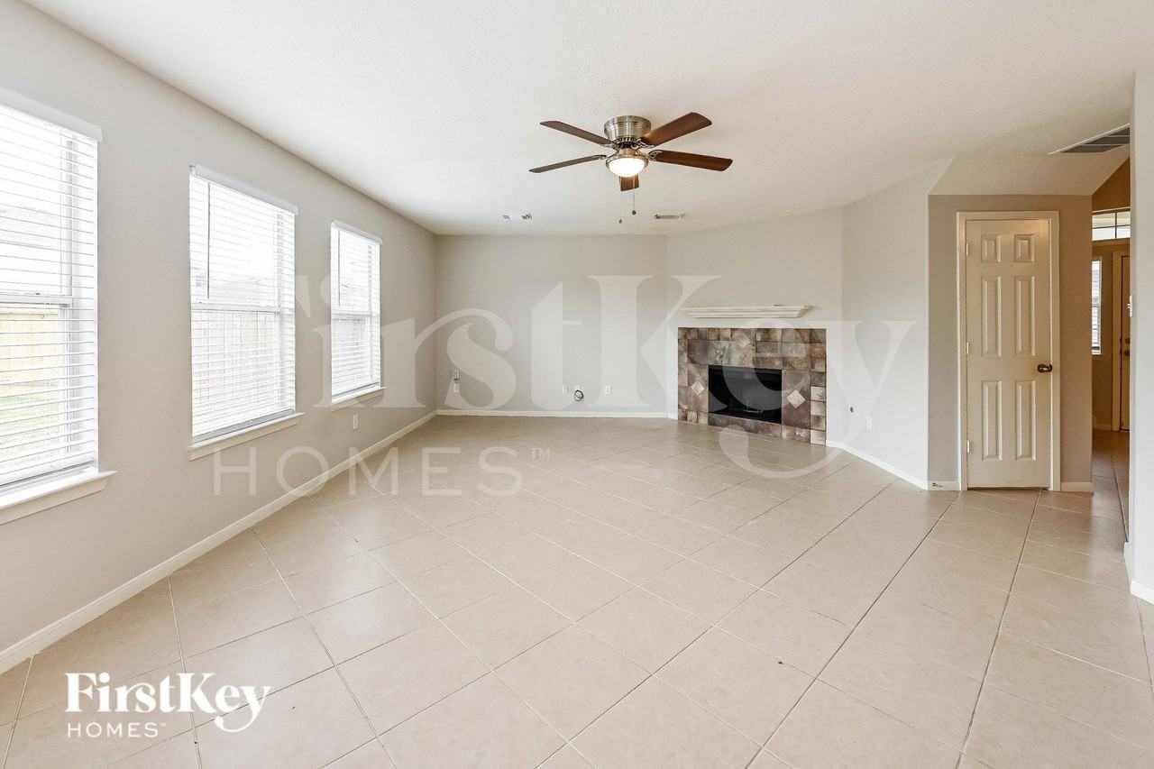 21602 Skyla Cir - Photo 3 of 15