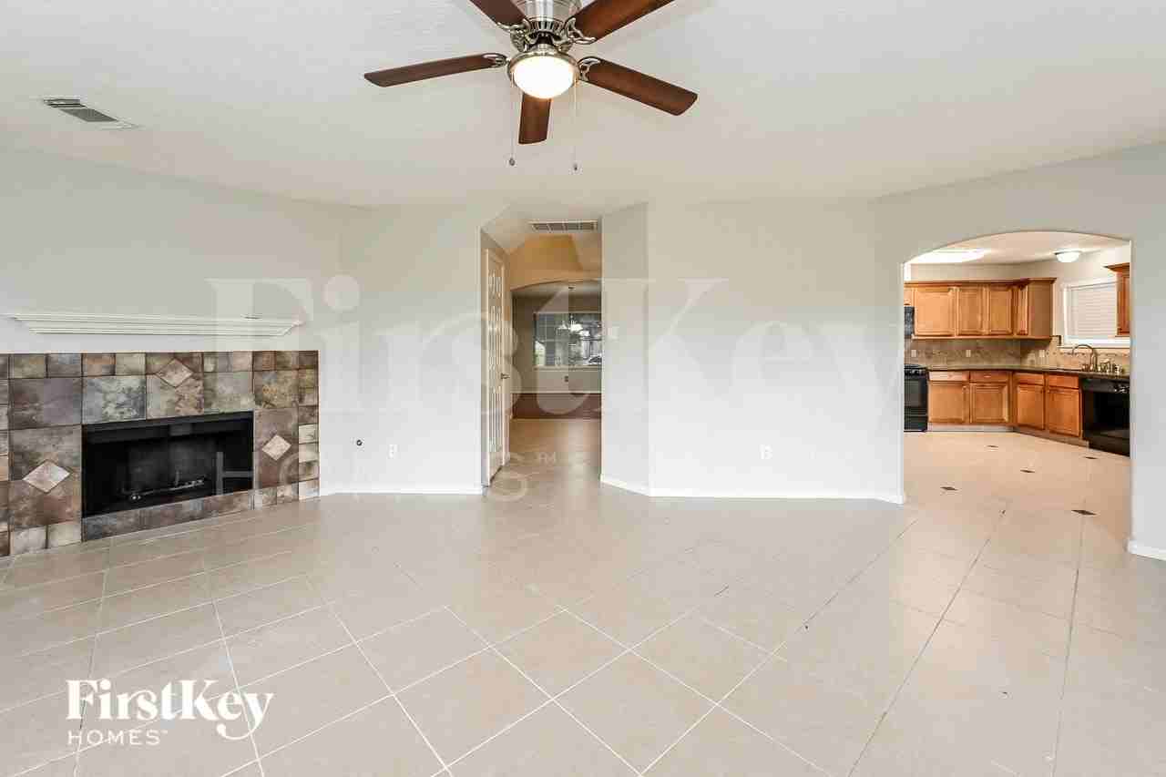 21602 Skyla Cir - Photo 4 of 15