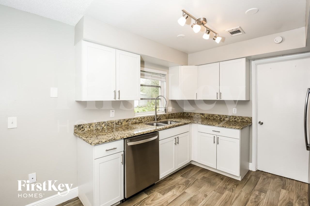 957 Bayward Ct - Photo 6 of 16