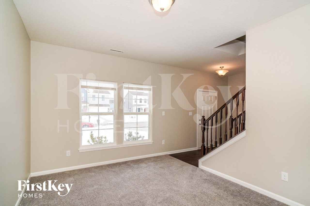 645 Van Buren St - Photo 2 of 15